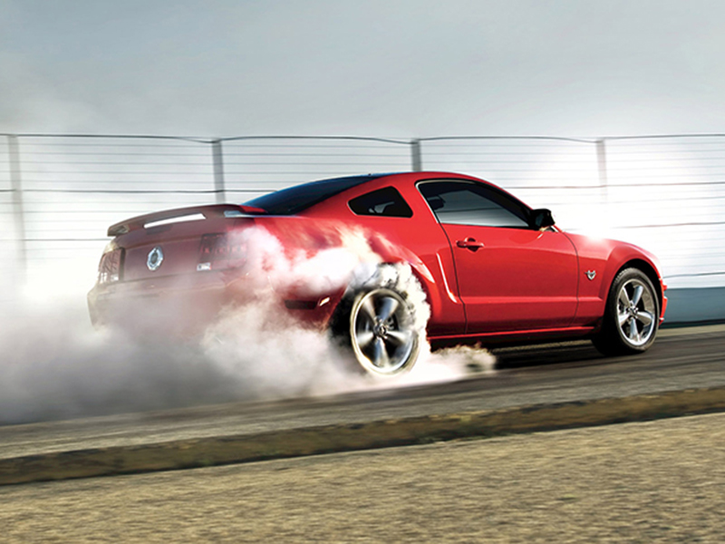 بالفيديو: مفحط يُقذف من سيارته أثناء انقلابها في شارع بالإمارات!